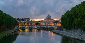 Der Flave mit Juliusbrücke und Vatikanbasilika Sankt Paul im Hintergrund